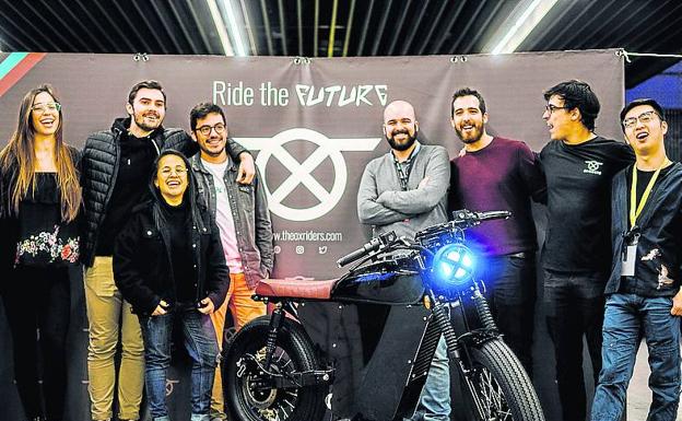 El equipo de Ox Riders, con la Ox One. 