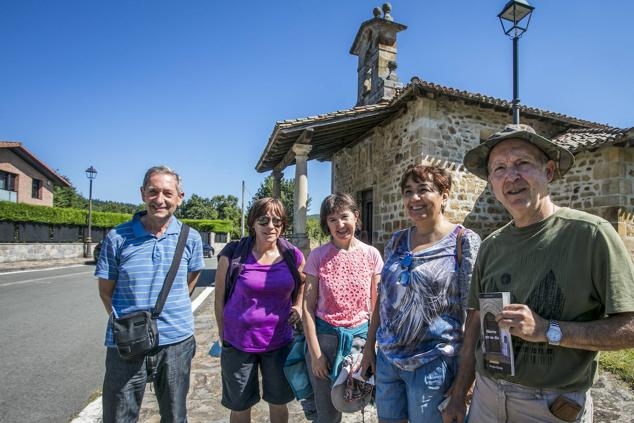 Luis Marquínez, Lourdes Ochoa de Echagüen, Carmen de Celis, Evelyn Fernández y Paco Gonzalo, frente a la ermita de Sarría.