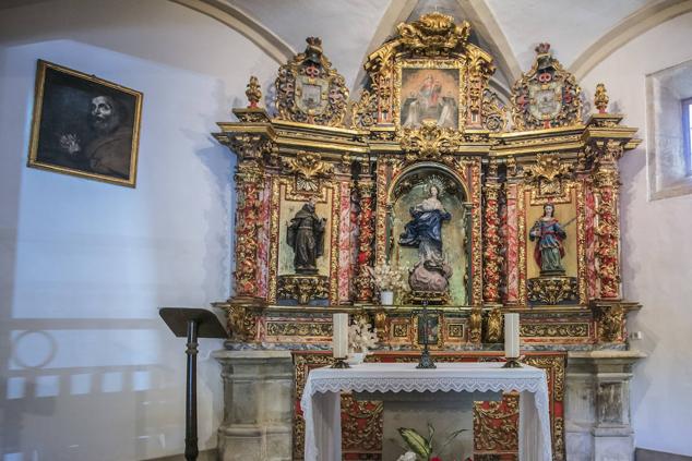 El retablo de la Inmaculada data del siglo XVIII.