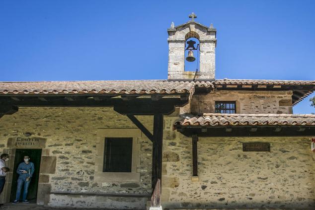 El pórtico es un porche abierto, con techumbre a una vertiente, apeada en pies de madera.