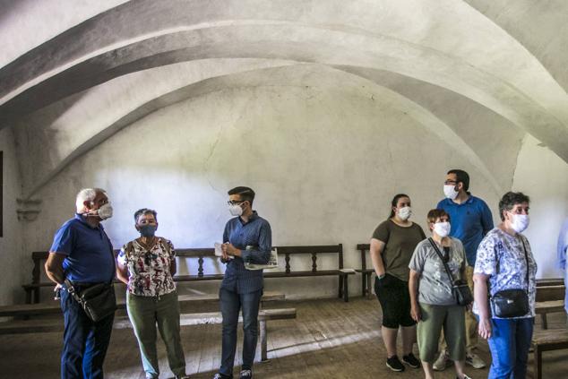 La pequeña ermita está cubierta por una sencilla bóveda de crucería.