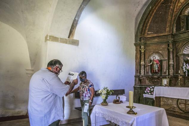 Miguel Ayerbe, amante del románico, quedó fascinado por el retablo de Ondategi, obra barroca del siglo XVIII.