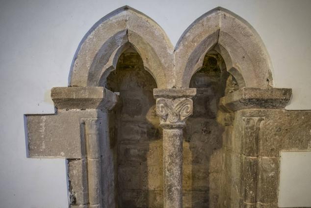 Esta doble ventana esta ornamentada con dos arcos apuntados y polilobulados que se apoyan sobre una columna románica