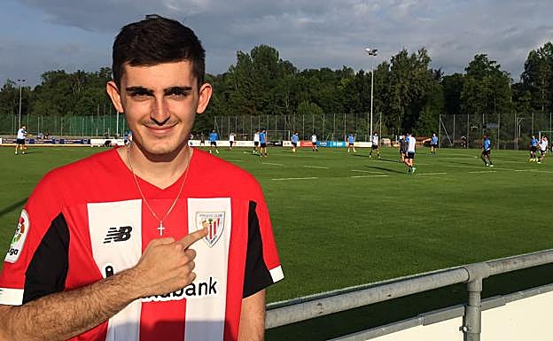 El joven aficionado suizo luce orgulloso la camisteta del Athletic. 