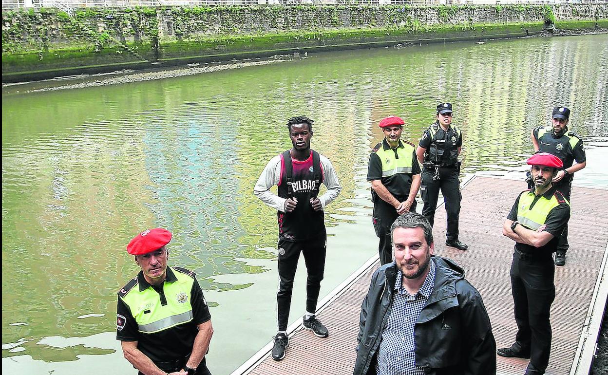 Primeros en actuar. En la fila de la izquierda, Michel, Mouhammad, Iñaki e Ihintza. En la de la derecha, Roberto, Óscar y Mario. 