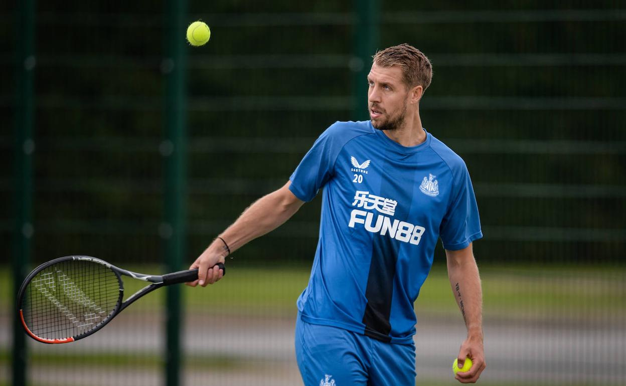 Lejeune juega a tenis durante la pretemporada con el Newcastle. 