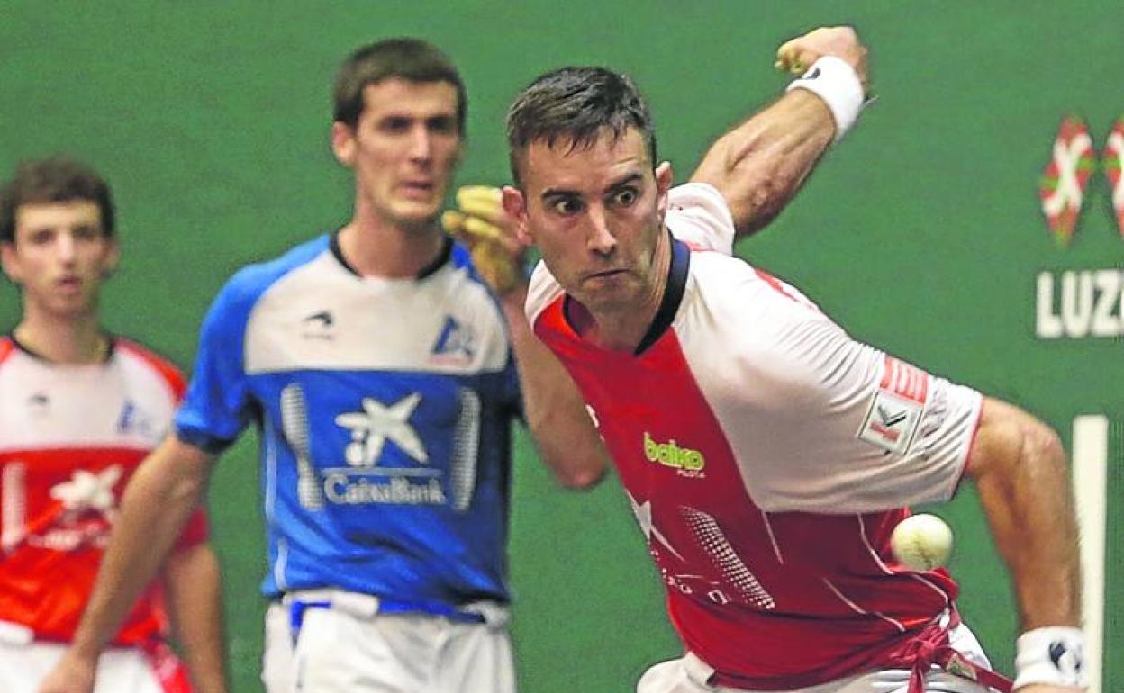 Urrutikoetxea suelta la derecha ante la presencia de Rezusta. 