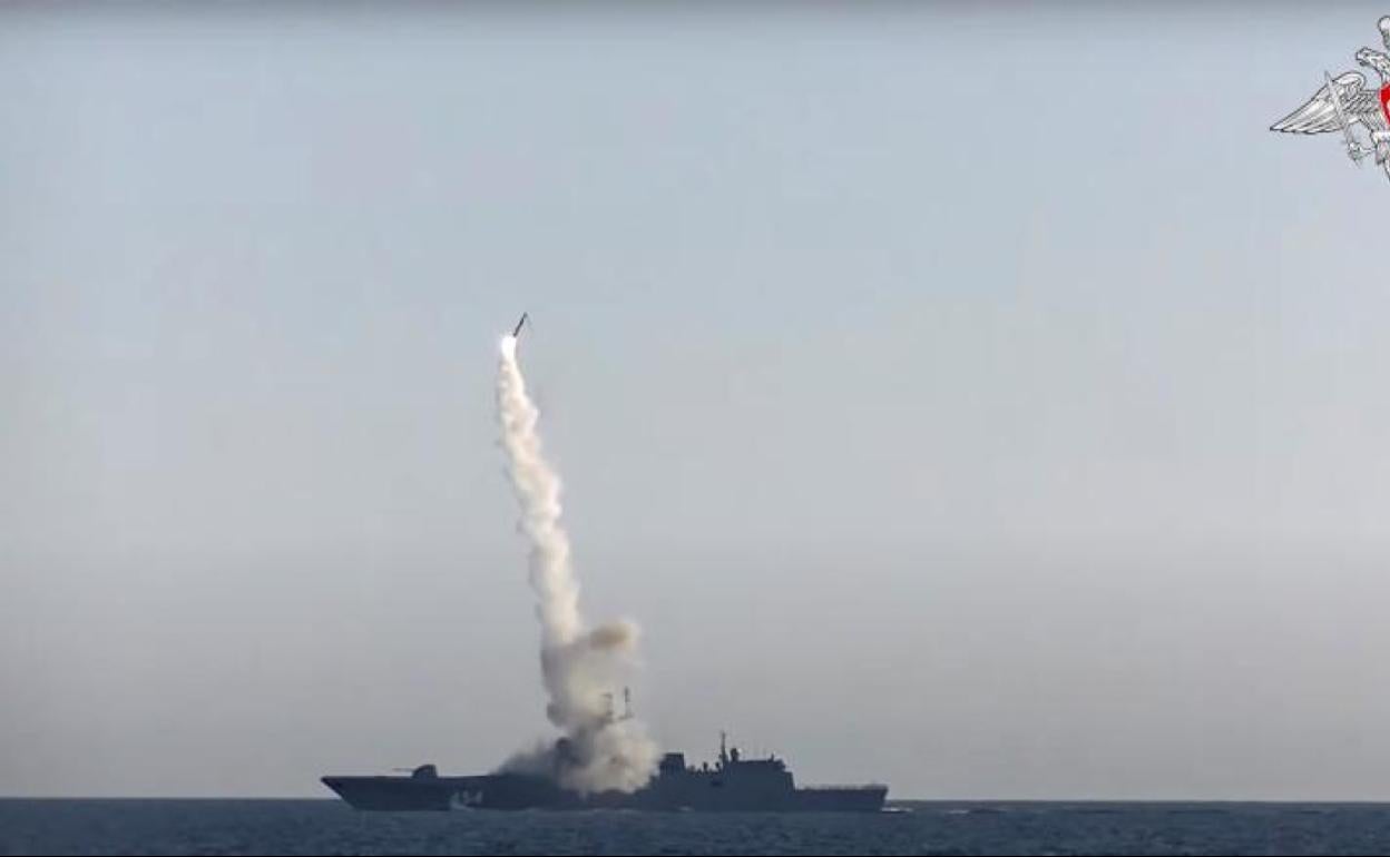 Prueba de lanzamiento de un misil desde un navío ruso. 