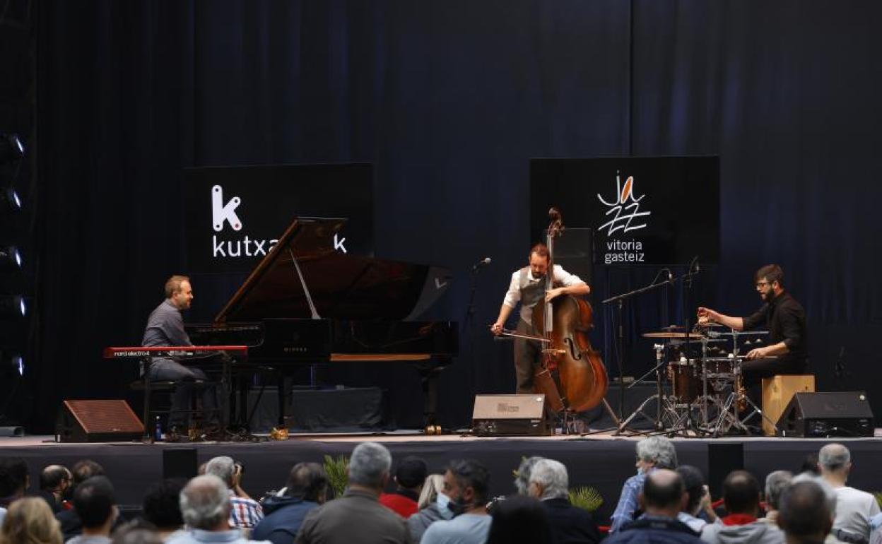 El contrabajista vitoriano Martín Caminero consiguió levantar al público con 'Al toque', escoltado por el pianista Moisés Sánchez y el percusionista Paquito González.