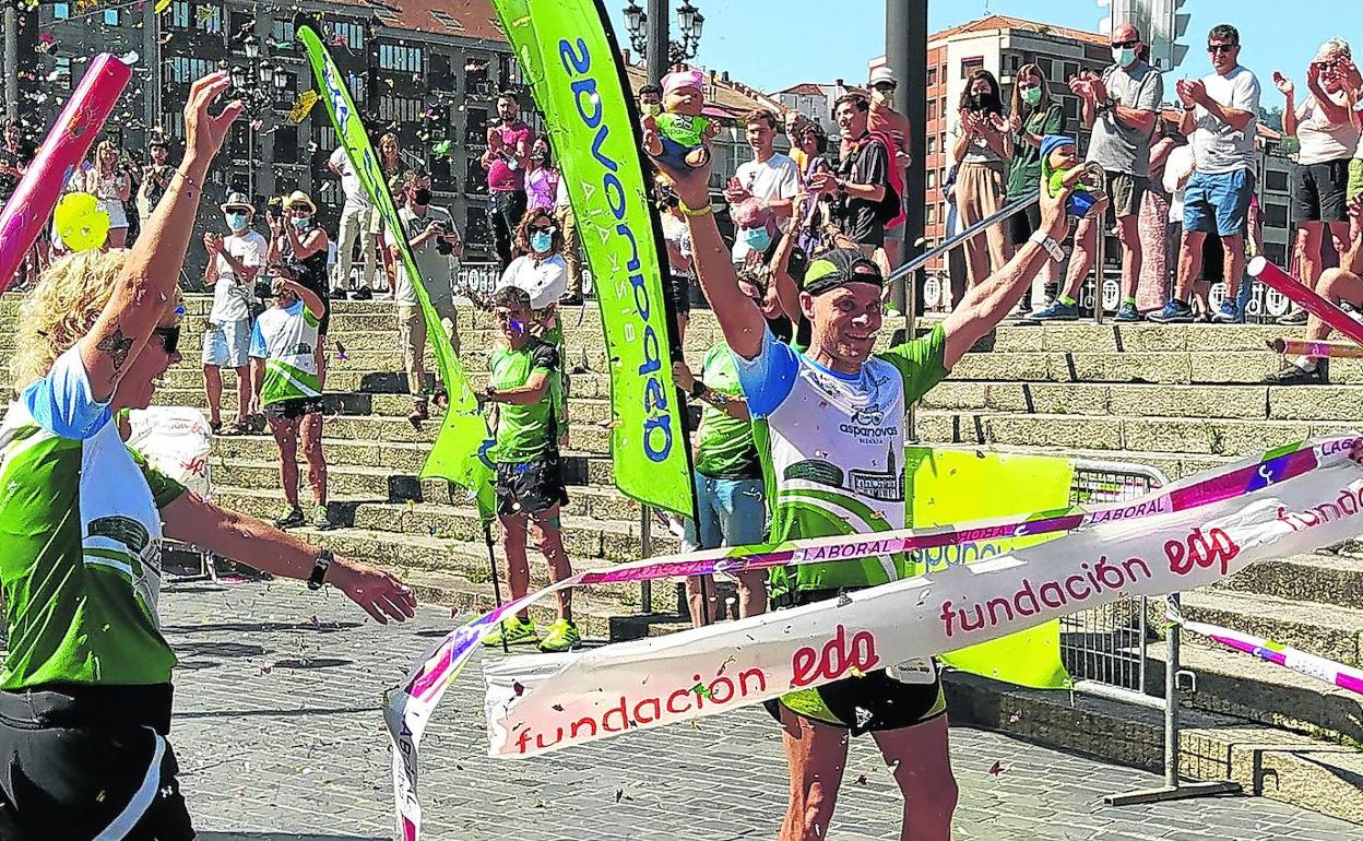 Triunfo. Zapata llega a la meta del Arriaga tras correr cinco horas. 