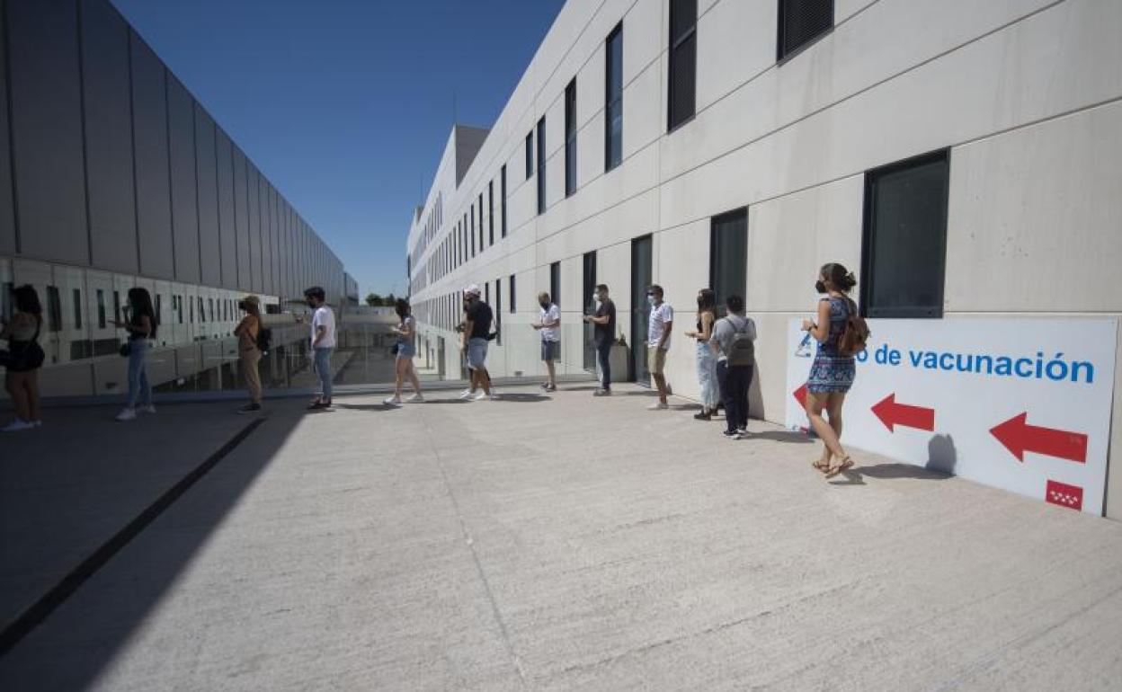Cola en un centro de vacunación de la Comunidad de Madrid. 