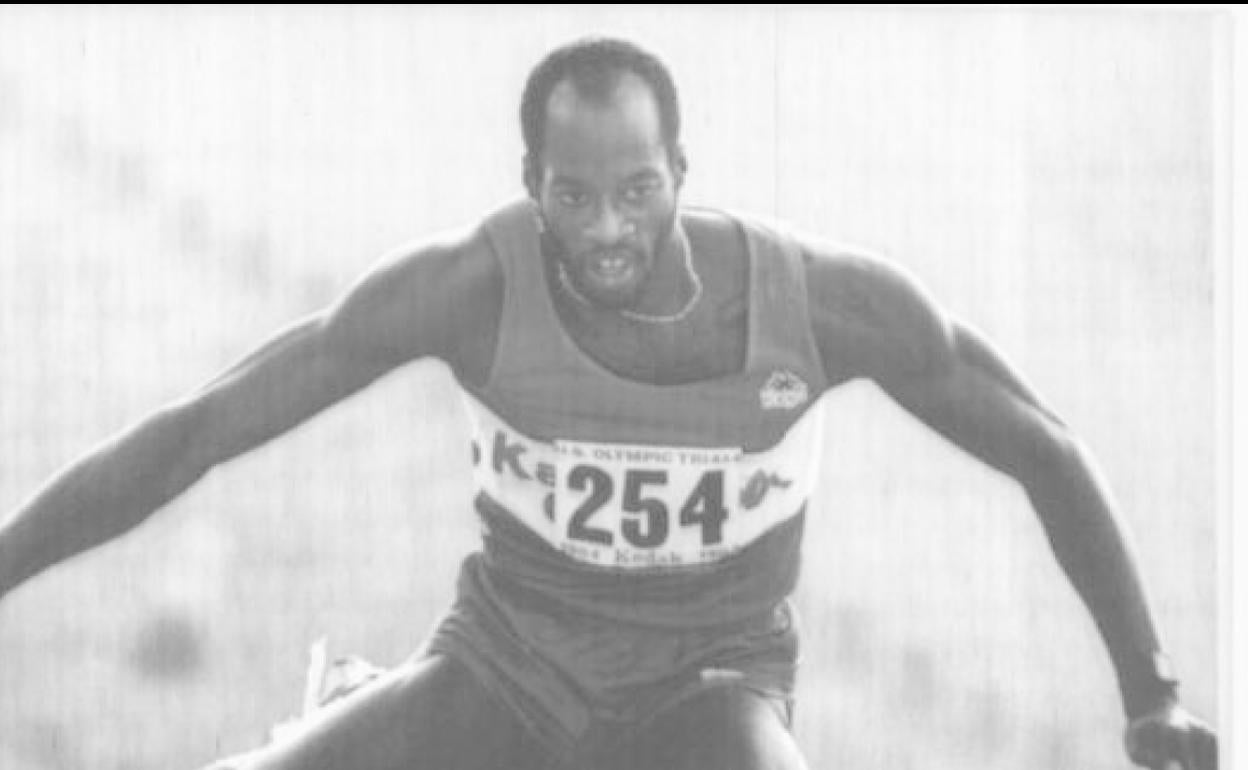Edwin Moses, en plena carrera.