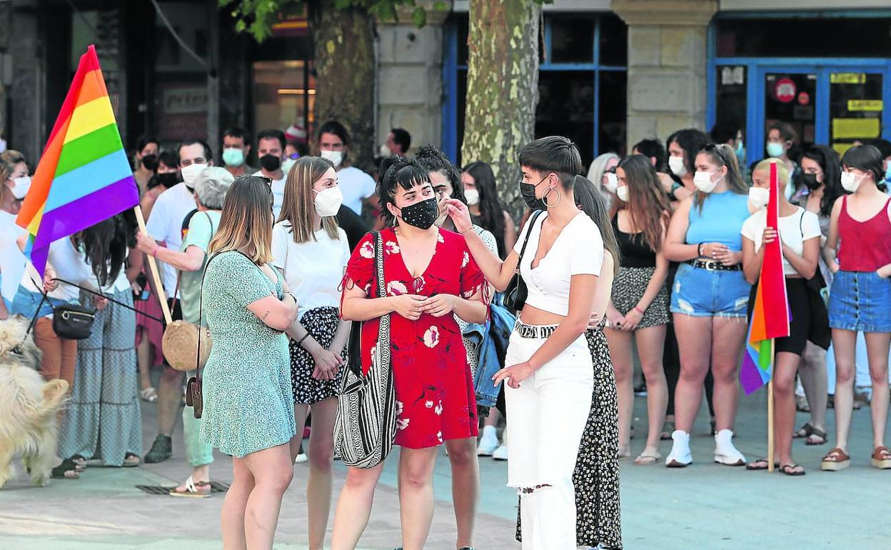 La localidad acogió ayer la segunda concentración en poco menos de un mes por una agresión de naturaleza homófoba.
