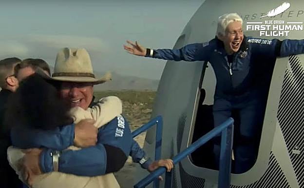 Jeff Bezos y Wally Funk, al salir de la cápsula.