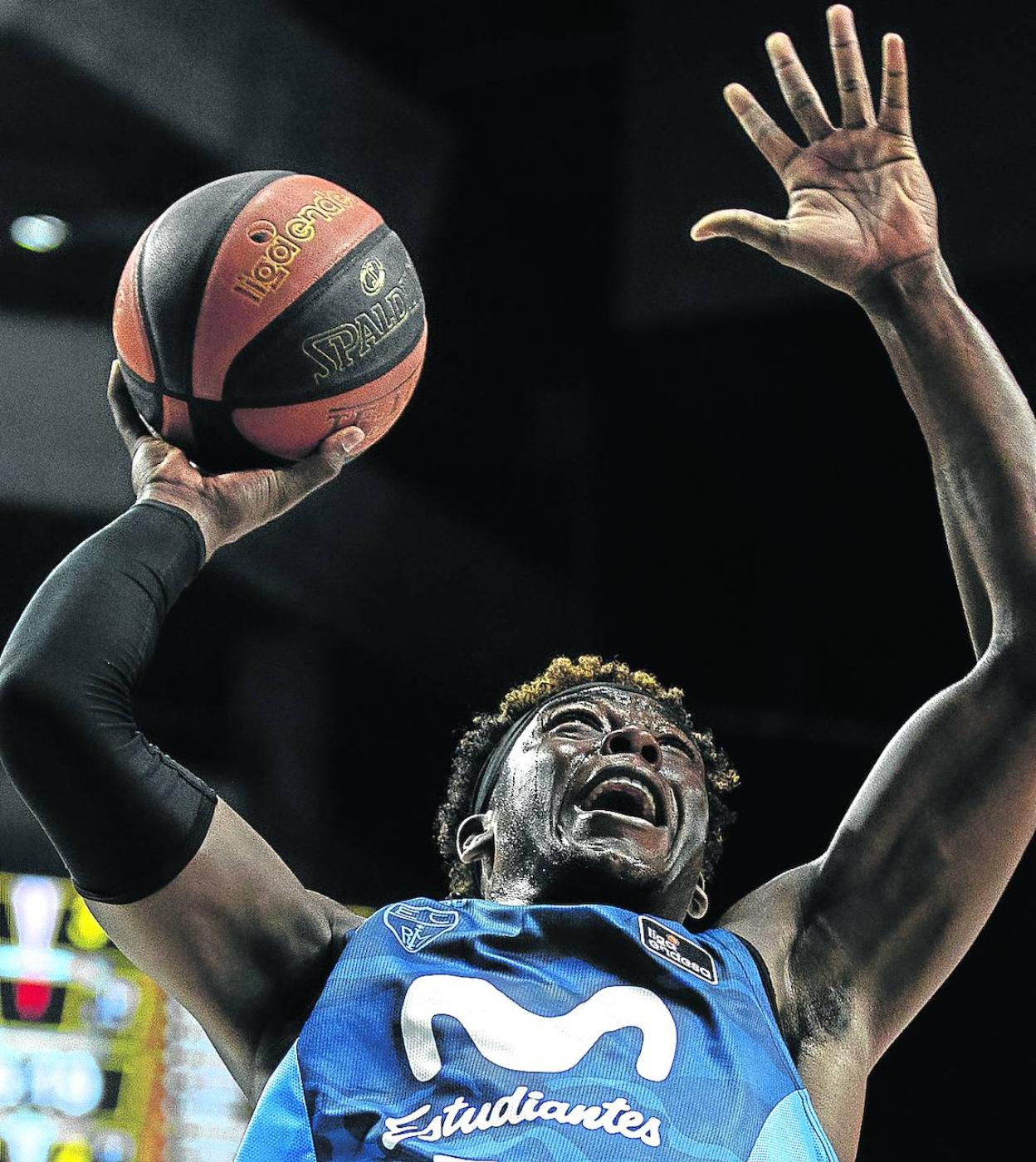 Delgado es un destacado reboteador y un peligro bajo el aro. 