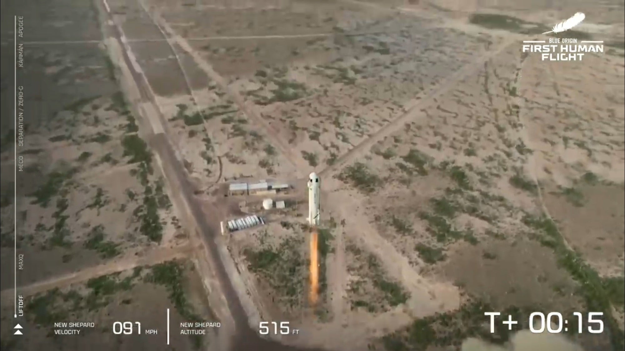 Jeff Bezos, delante del cohete New Shepard. 