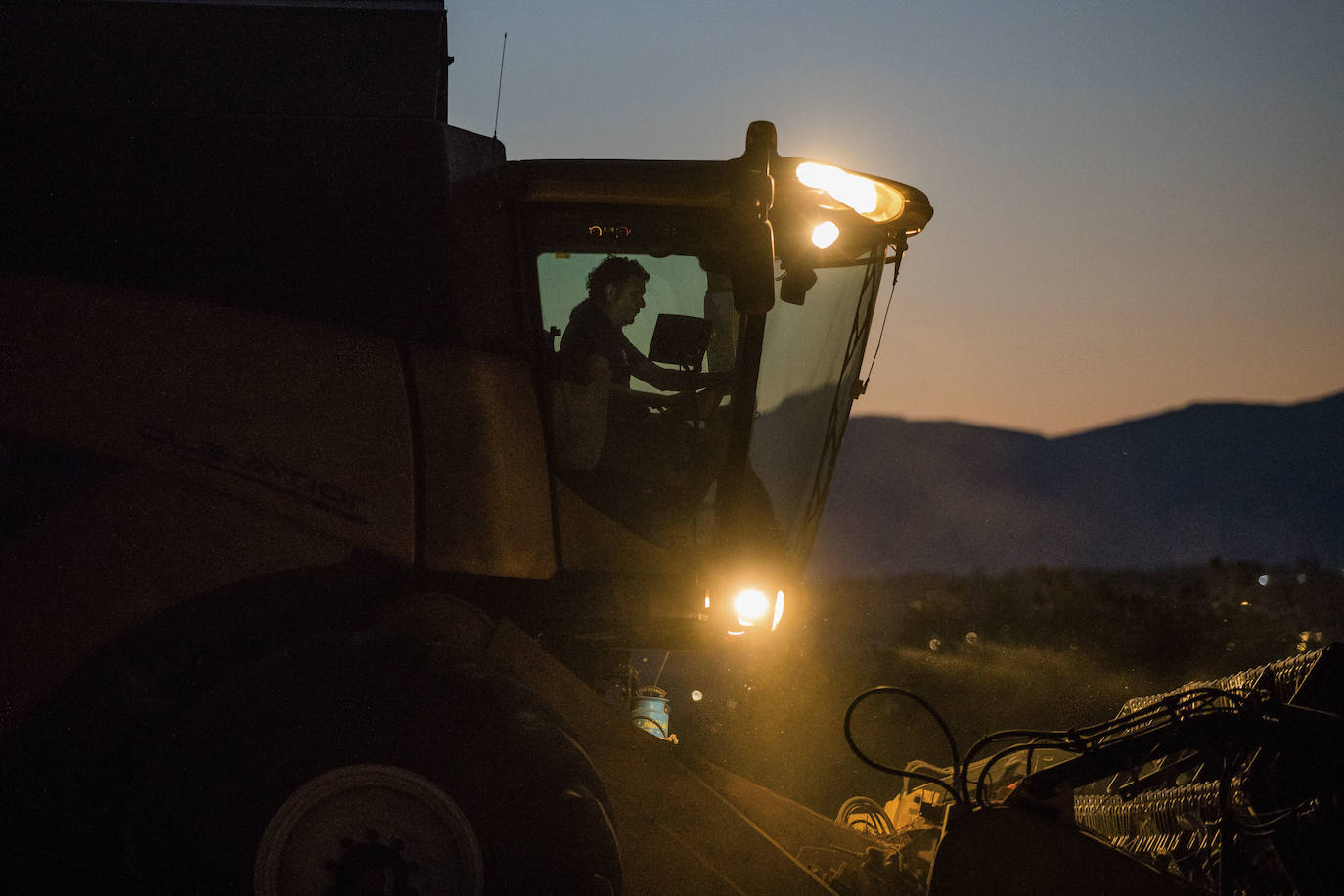 La larga jornada de trabajo se prolonga hasta frisar la medianoche. De sol a sol.