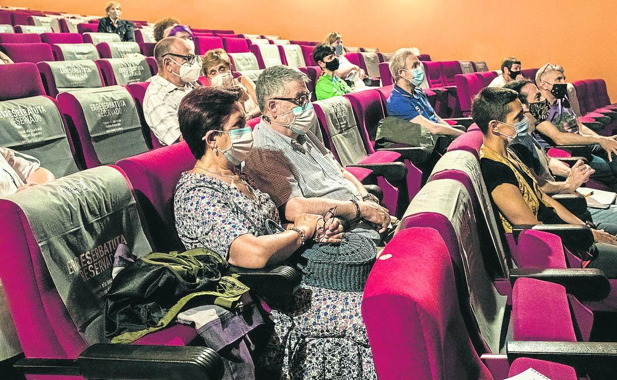 Espectadores separados por núcleos familiares y con mascarilla asisten a una obra en el Teatro Barakaldo. 