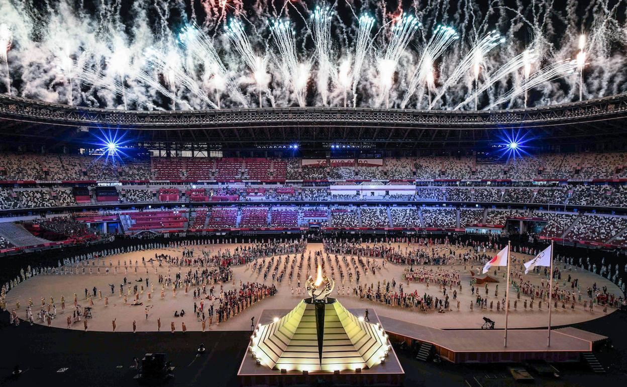 Una estructura que representa el monte Fuji sostiene el pebetero con la llama olímpica en el estadio de Tokio.