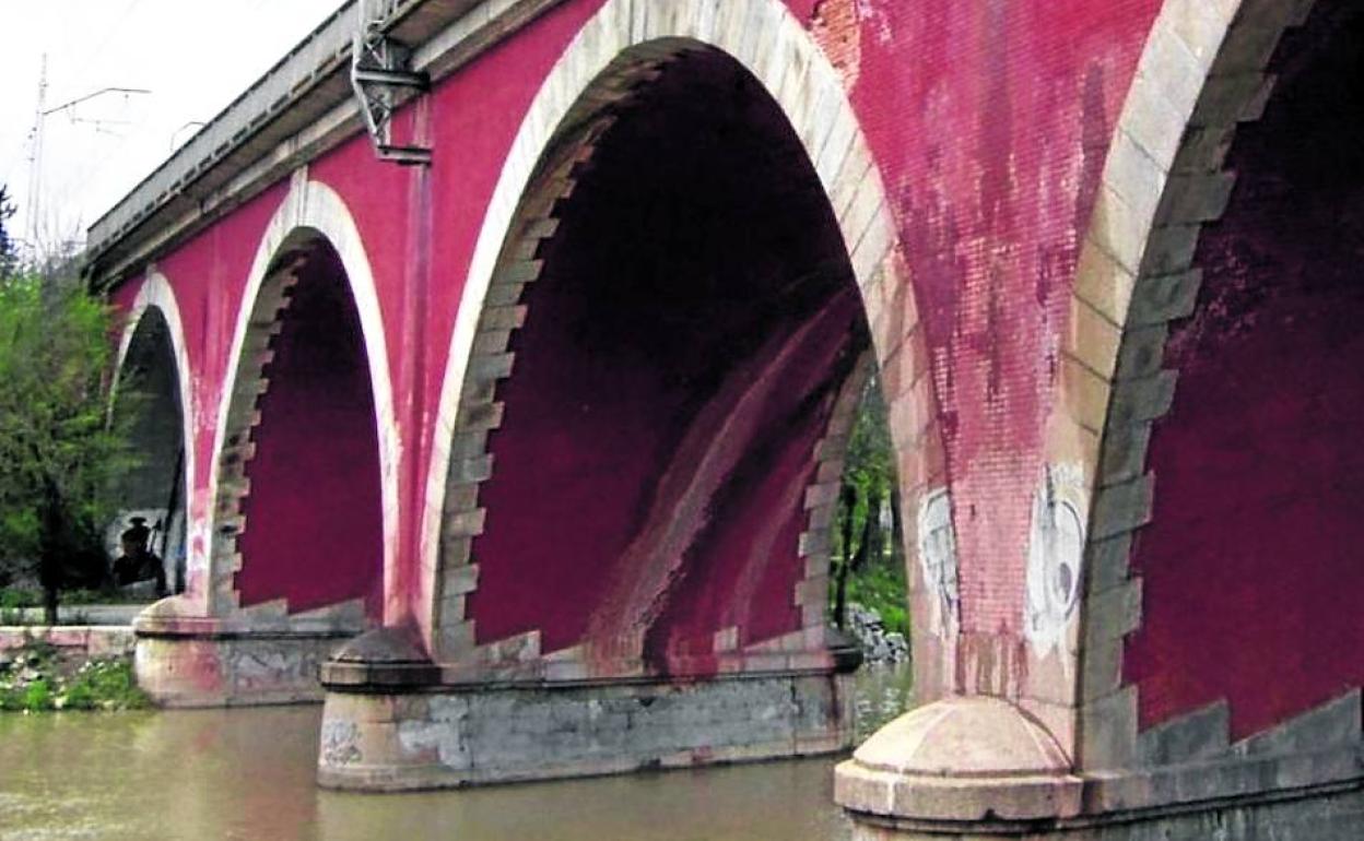 El Puente de los Franceses es un viaducto ferroviario sobre el Manzanares.