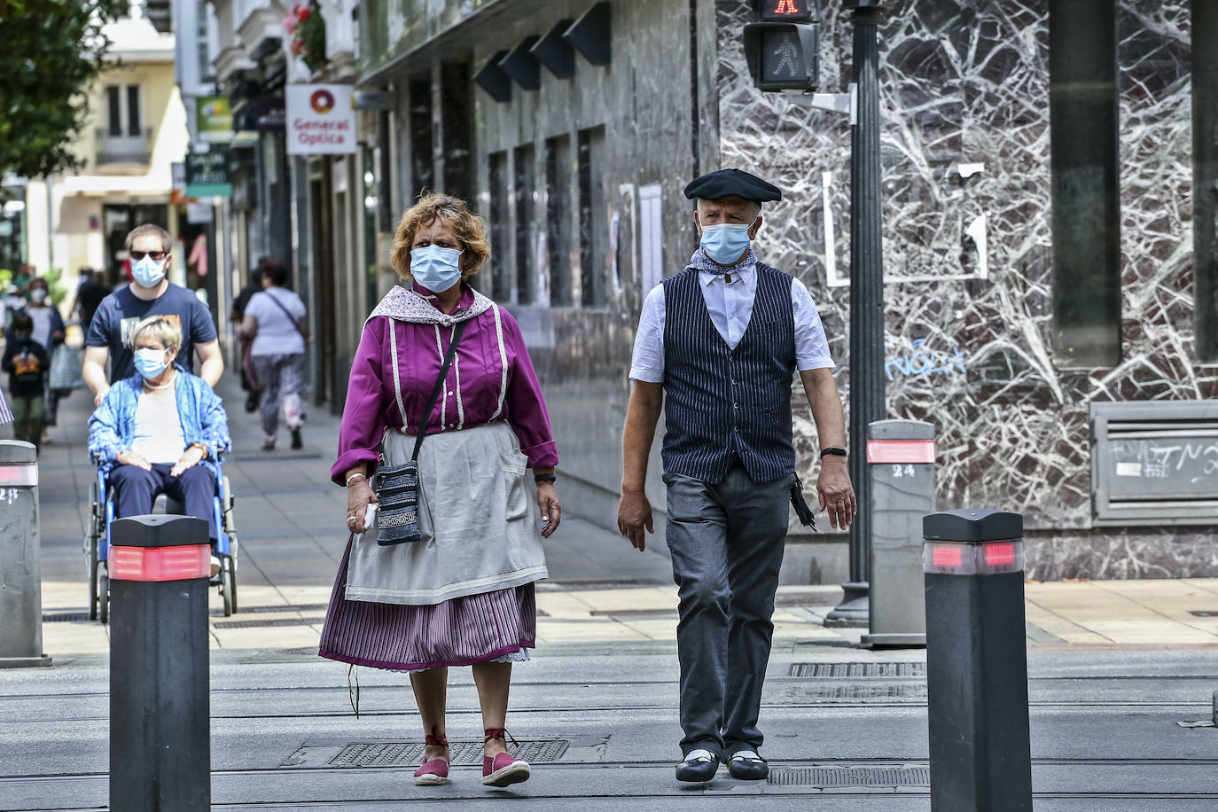 Fotos: Blusas y neskas vuelven a las calles de Vitoria un año después