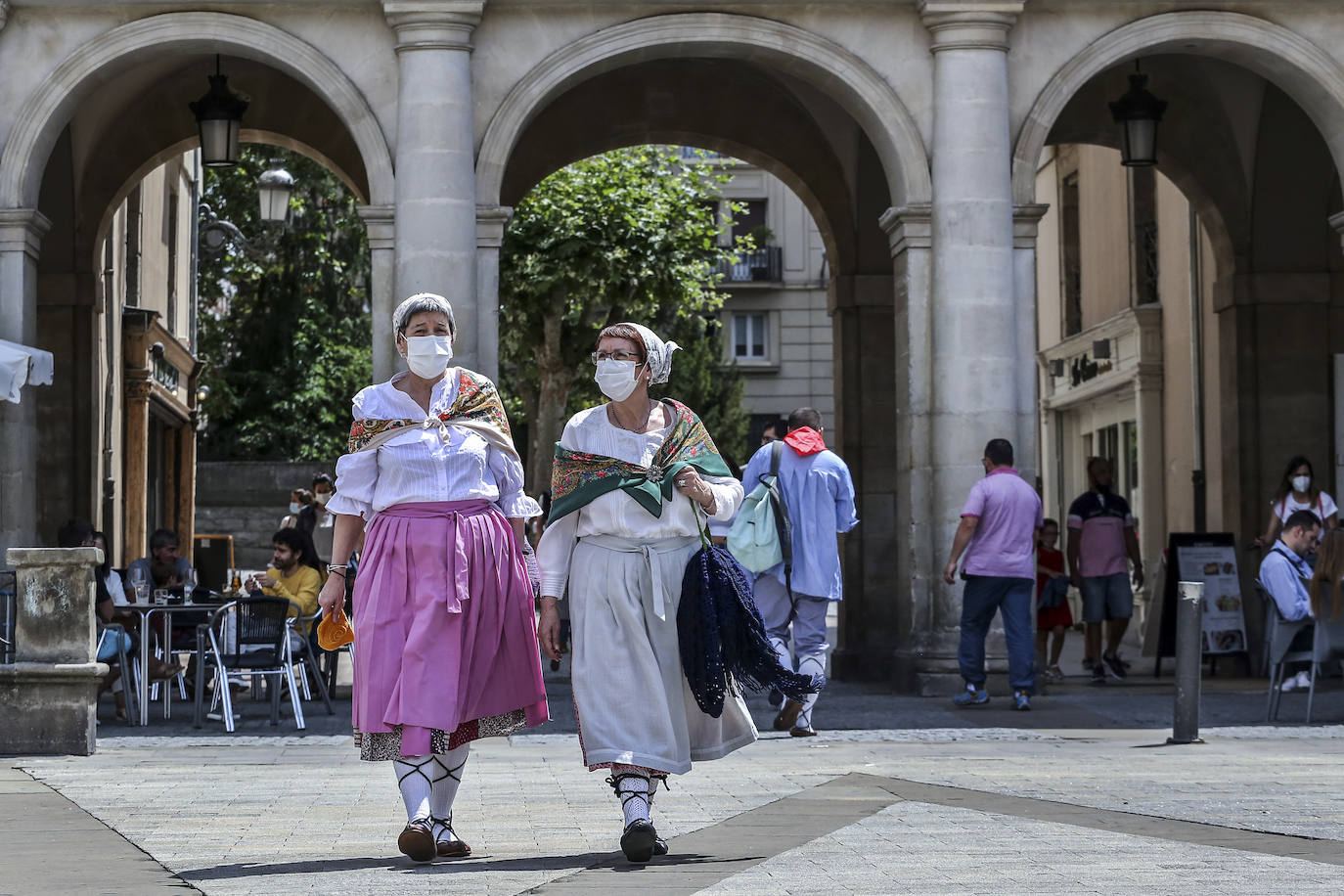 Fotos: Blusas y neskas vuelven a las calles de Vitoria un año después