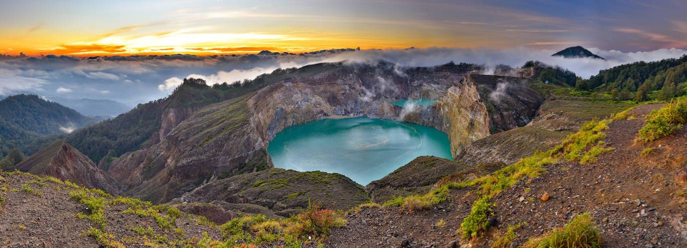 Monte Kelimutu: El Kelimutu es un volcán inactivo reconocido sobre todo por el cambiante color del agua de sus tres lagos (Tiwu Ata Mbupu, Tiwu Nuwa Muri Koo Fai y Tiwu Ata Polo). Esto unido a su actividad casi nula, lo convierten también en uno de los más turísticos. En cuanto al cambio de color de estos Lagos, se debe a la variación de ciertos elementos en cada lago, lo cual provoca que cambien de color más de seis veces en un solo año. 