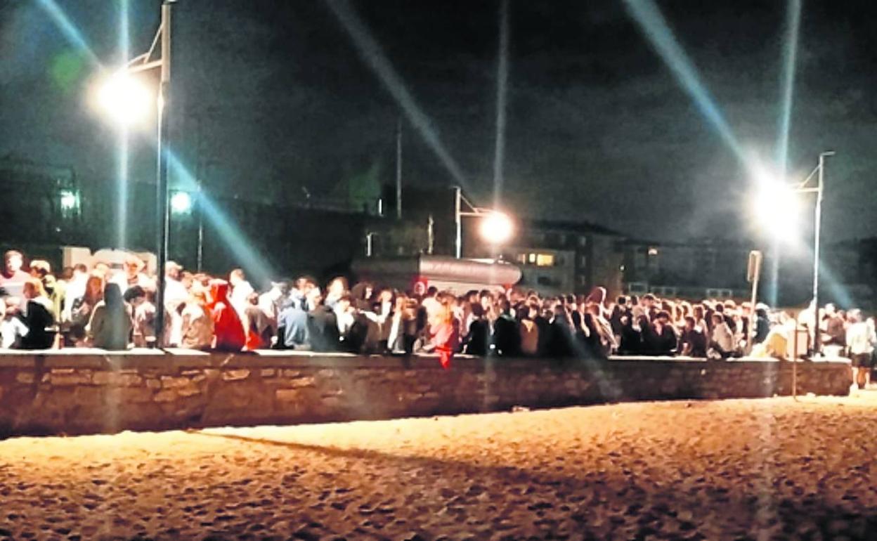 Más de 200 jóvenes se reunieron en la noche del viernes al sábado en el paseo de la playa de Plentzia, convertido en 'botellódromo'. 