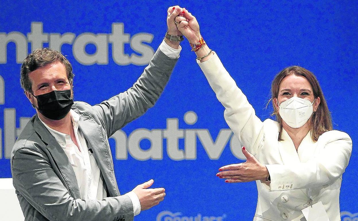Pablo Casado junto a la nueva presidenta del PP de Baleares, Marga Prohens, ayer en Mallorca. 