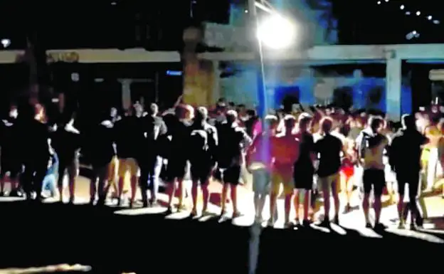 Imagen del 'macrobotellón' en la madrugada del domingo en Plentzia que derivó en una pelea multitudinaria. 