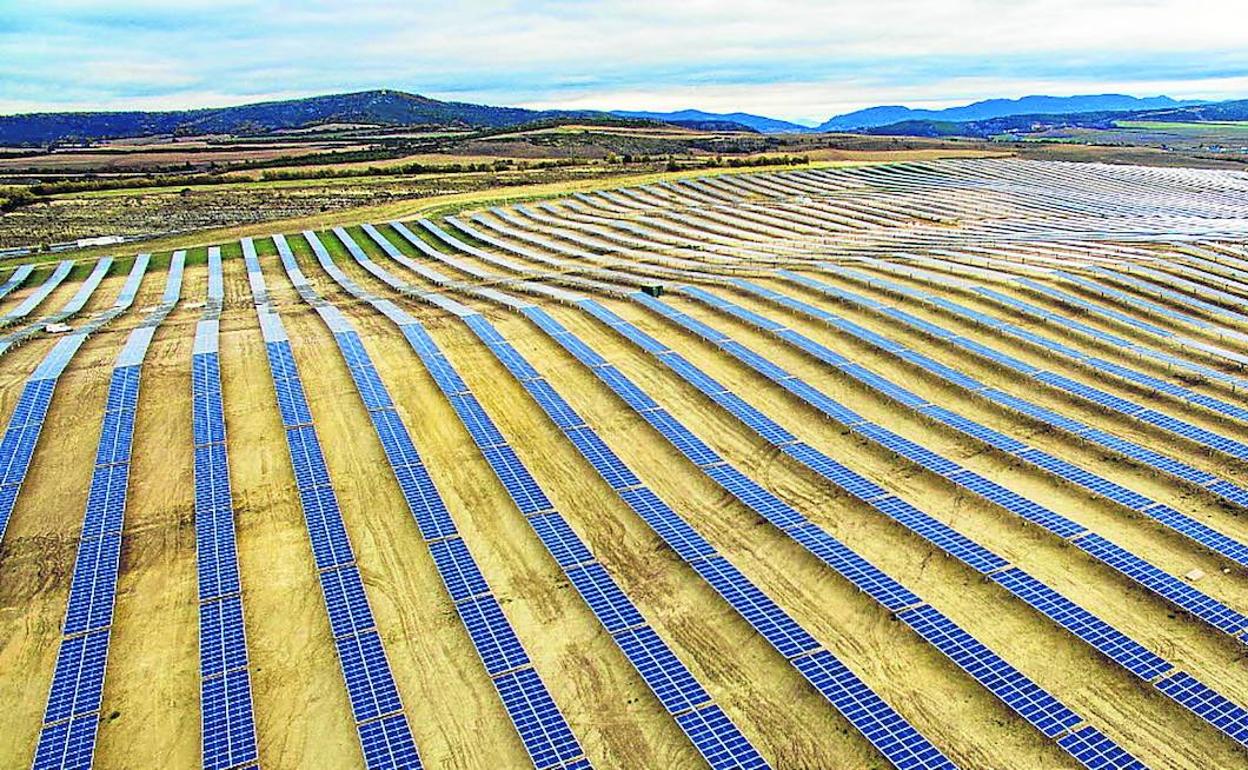 Vista aérea del parque solar de la plataforma logística alavesa Arasur, el mayor de Euskadi con 67.000 paneles que ocupan 55 hectáreas de terreno. 