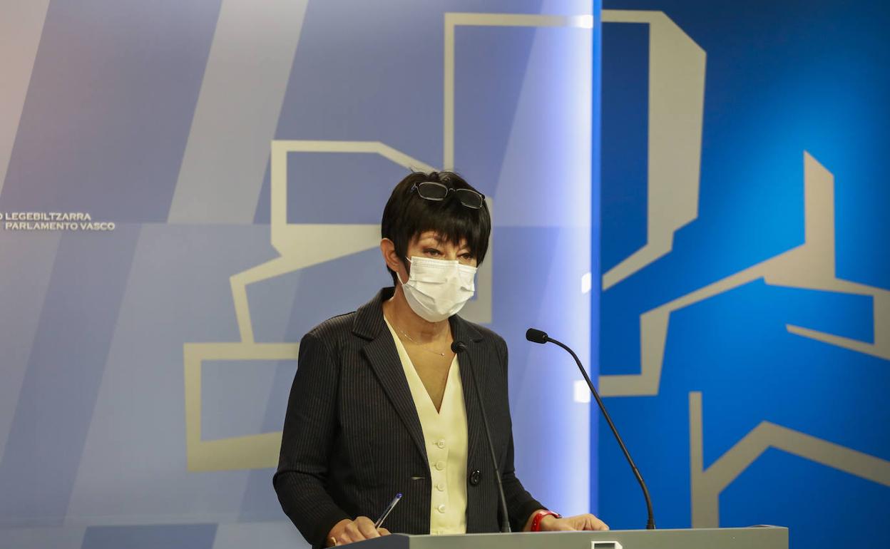 Maddalen Iriarte, durante una rueda de prensa en el Parlamento vasco. 