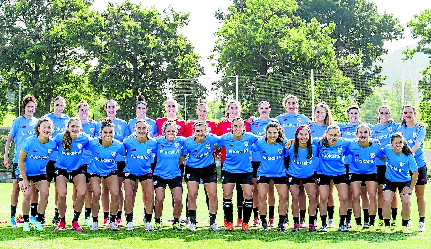 Las jugadoras del Athletic en el primer día de entrenamiento de la temporada. 