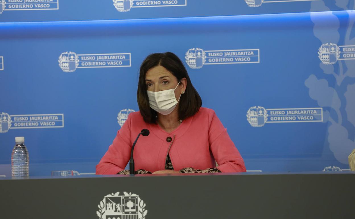 La consejera Beatriz Artolazabal, durante una rueda de prensa posterior a un Consejo de Gobierno. 