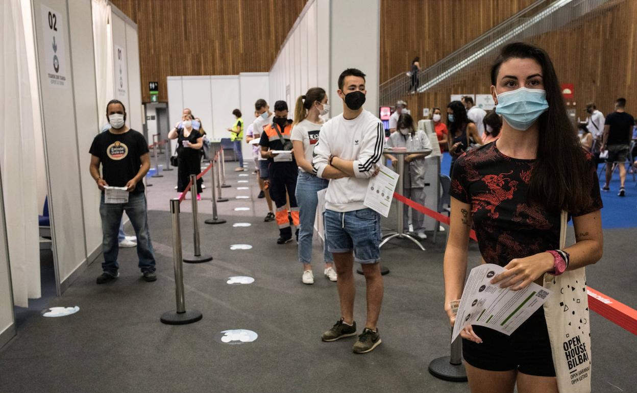 Varios jóvenes esperan a ser vacunados en el BEC. 