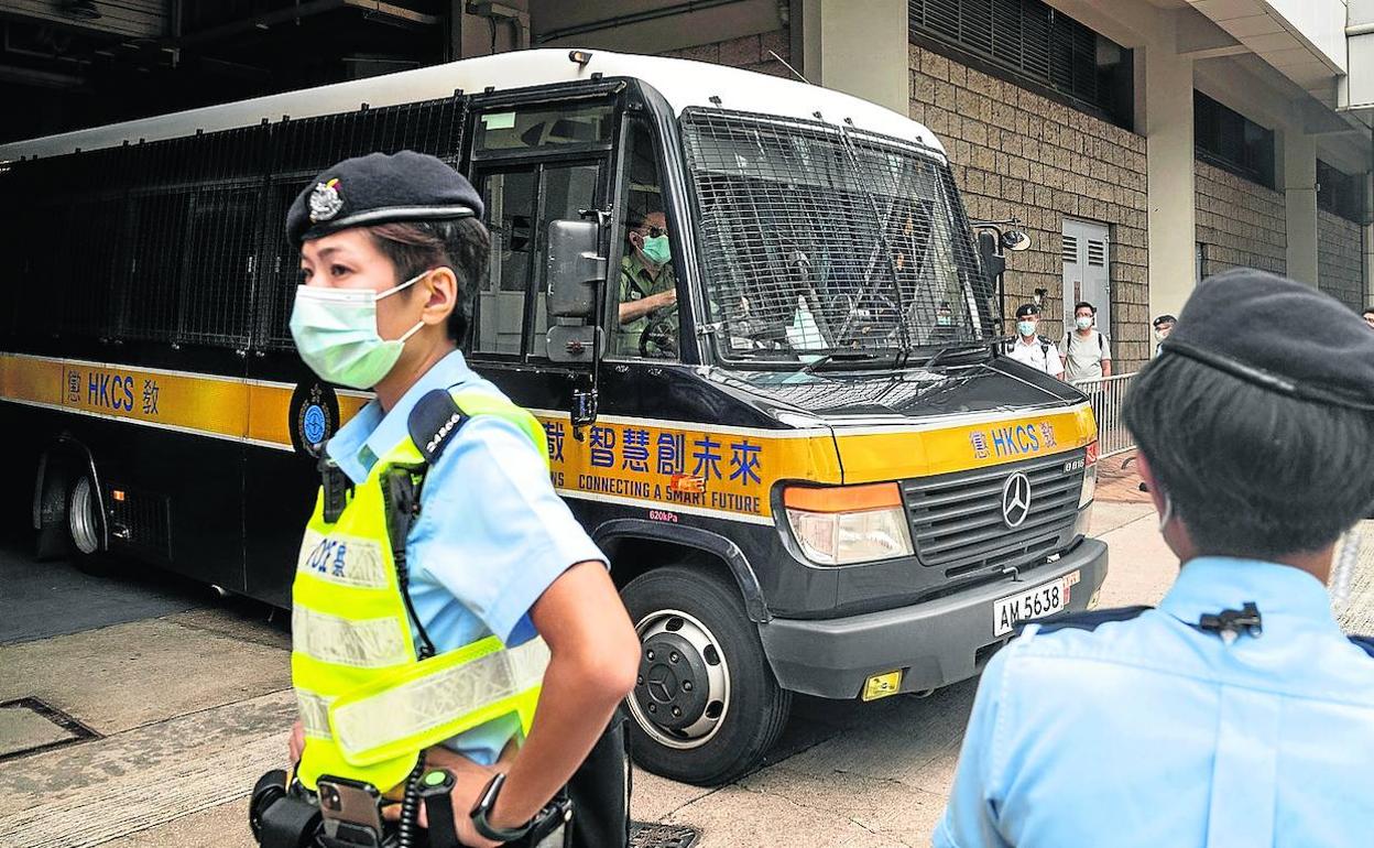 Un furgón policial traslada al activista hongkonés Leon Tong Ying-kit tras escuchar ayer el fallo de los jueces