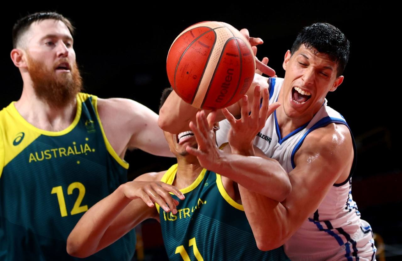 Fotecchio pelea por el balón con Baynes y Thybulle