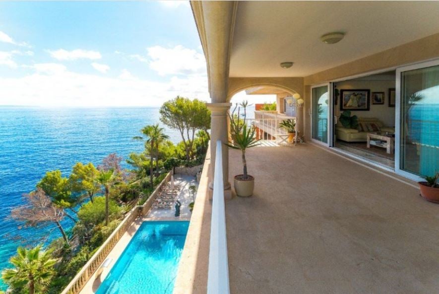 3.- Mallorca (Calvià) | 1.228 metros cuadrados en primera línea de mar, con impresionantes vistas al Mediterráneo. Cuenta con nueve habitaciones y acceso privado directo al mar. Precio: 10,9 millones de euros.