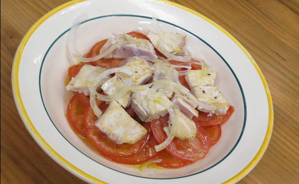 La receta de David de Jorge: bonito salteado sobre ensalada de tomate