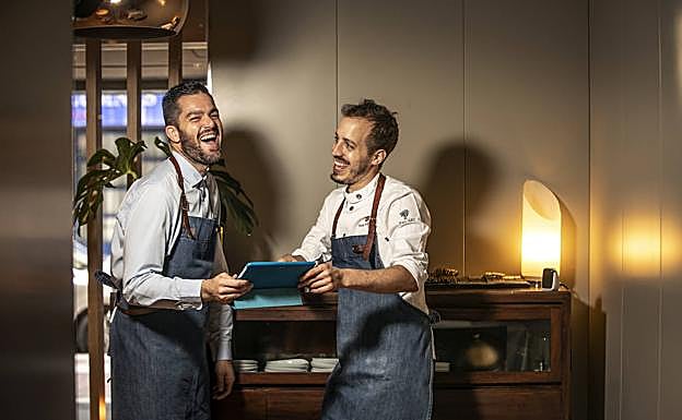 El cocinero conversa con el maître y sumiller Ernesto Jesús.