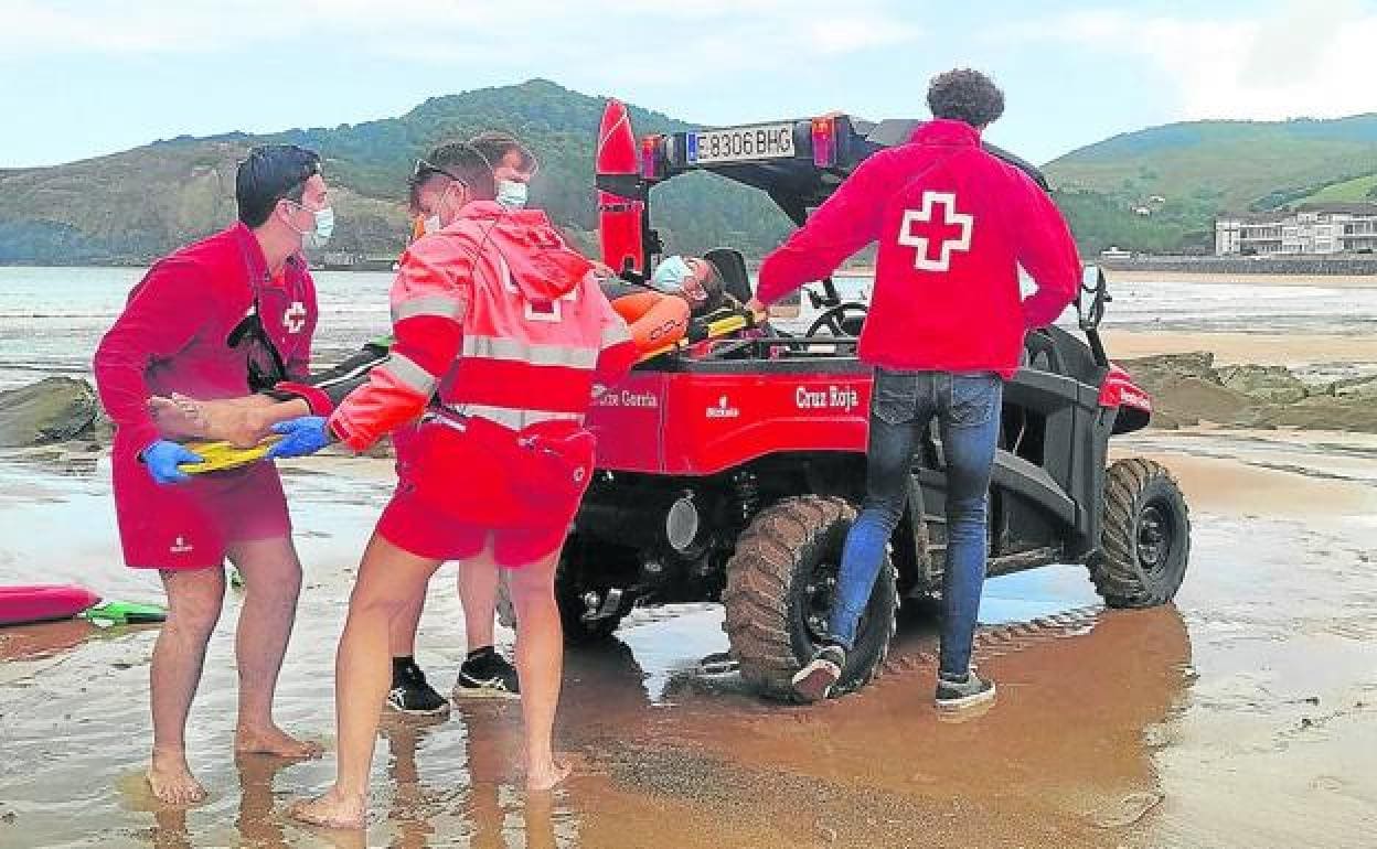 Miembros de la Cruz Roja participan ayer en uno de los tres simulacros con el rescate de una mujer que había sufrido una lipotimia. 