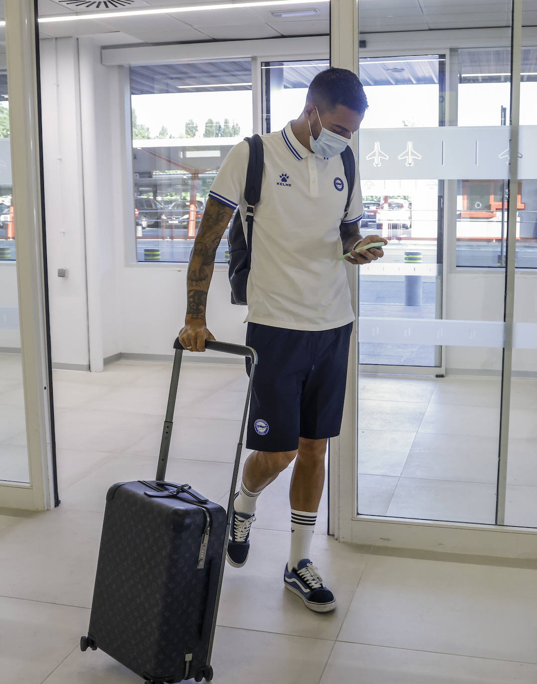 Fotos: El Alavés pone rumbo a La Manga