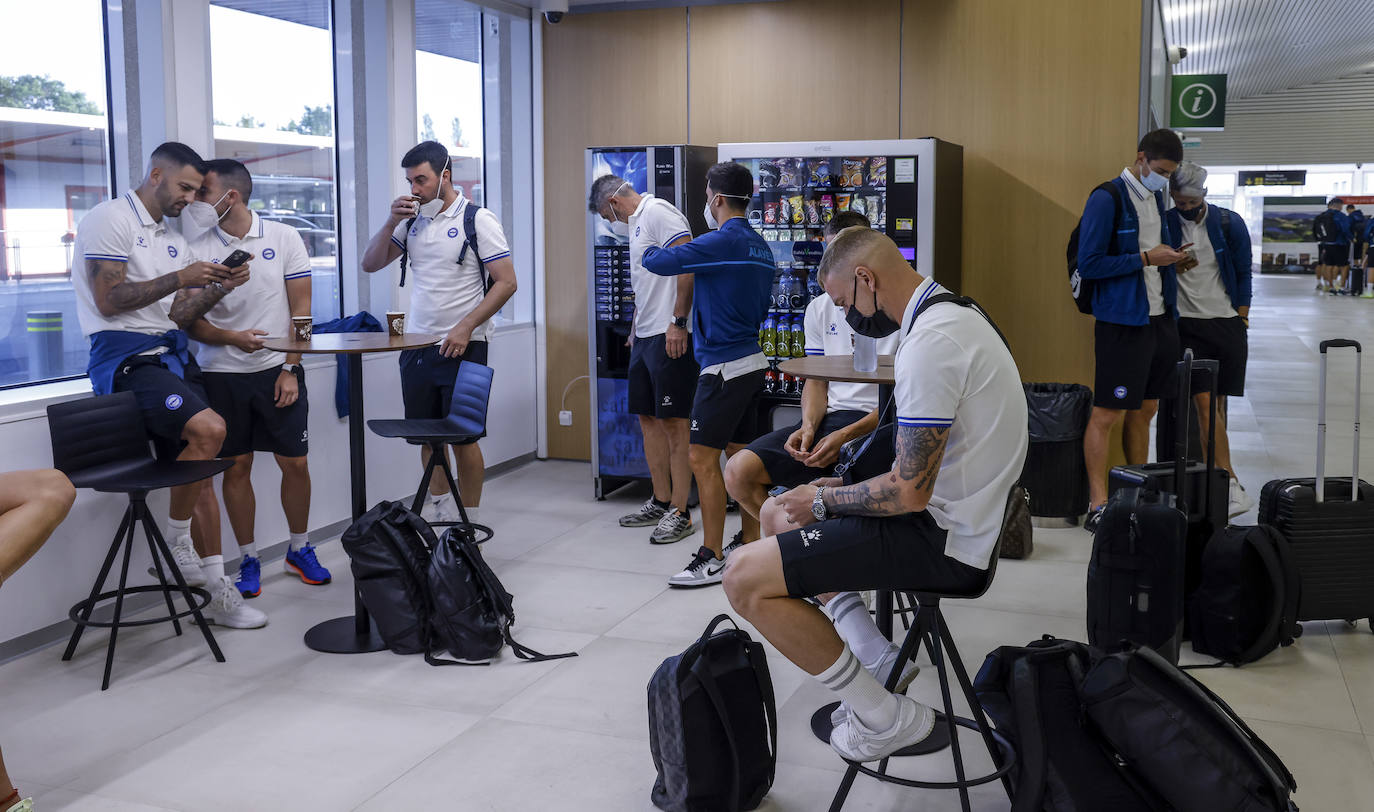 Fotos: El Alavés pone rumbo a La Manga