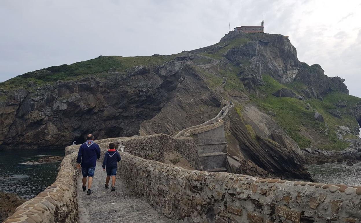 Bermeo propone la creación de un foro para proteger San Juan de Gaztelugatxe