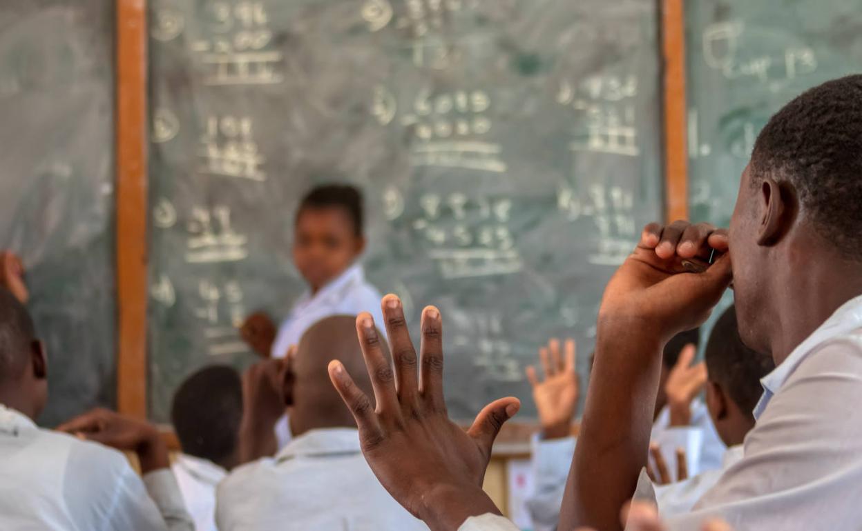 Ekialdeko nahiz hegoaldeko Afrikan eskolak hainbat hilabetez egon dira itxita, Ugandan 306 egun eta, Hego Sudanen, aldiz, 231 egun. 