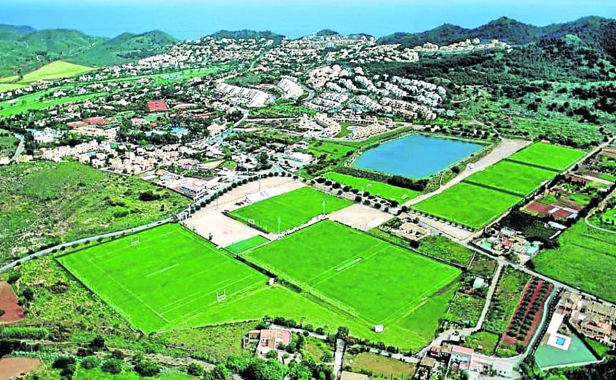 El complejo La Manga Club (Murcia) dispone de ocho campos de fútbol, tres de golf, 28 pistas de tenis y hasta una laguna artificial