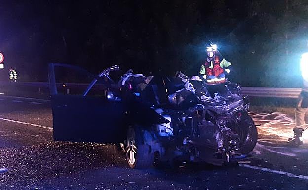 El turismo quedó completamente destrozado tras el choque. 