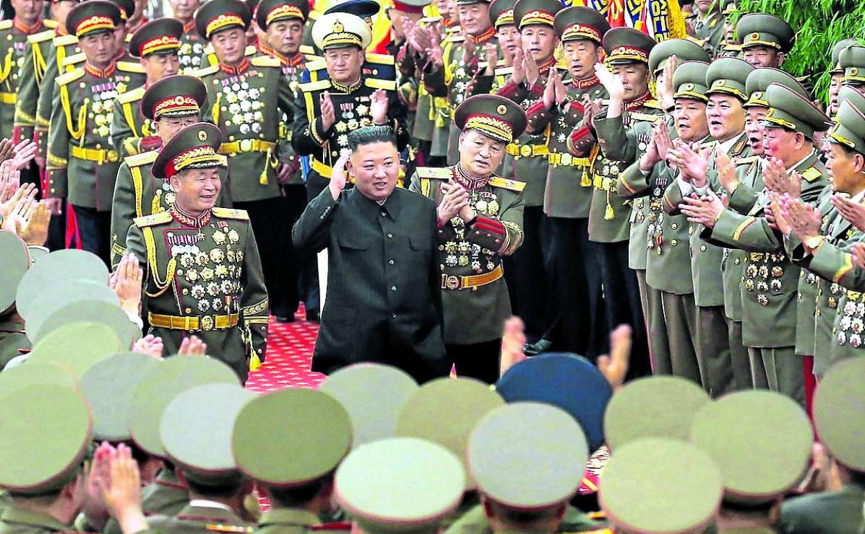 Kim Jong-un es aclamado por toda su cúpula militar durante un acto público del pasado mes. 