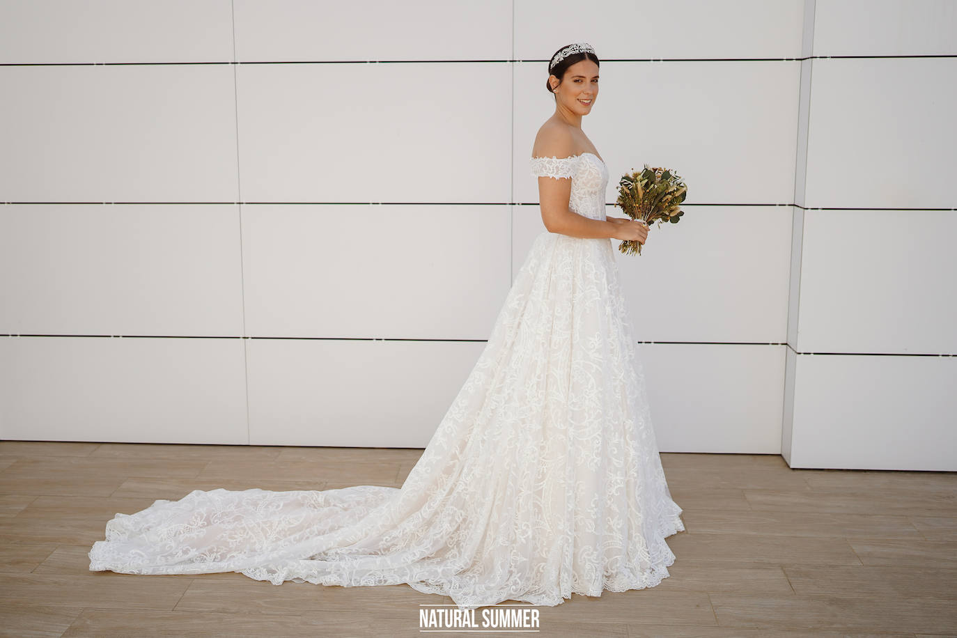 La diseñadora guipuzcoana Uxue Morejón y el escolta del Unicaja, Darío Brizuela, se dieron el «sí quiero» en una boda celebrada en Hika Txakolindegia. Estas son las mejores imágenes del mediático enlace