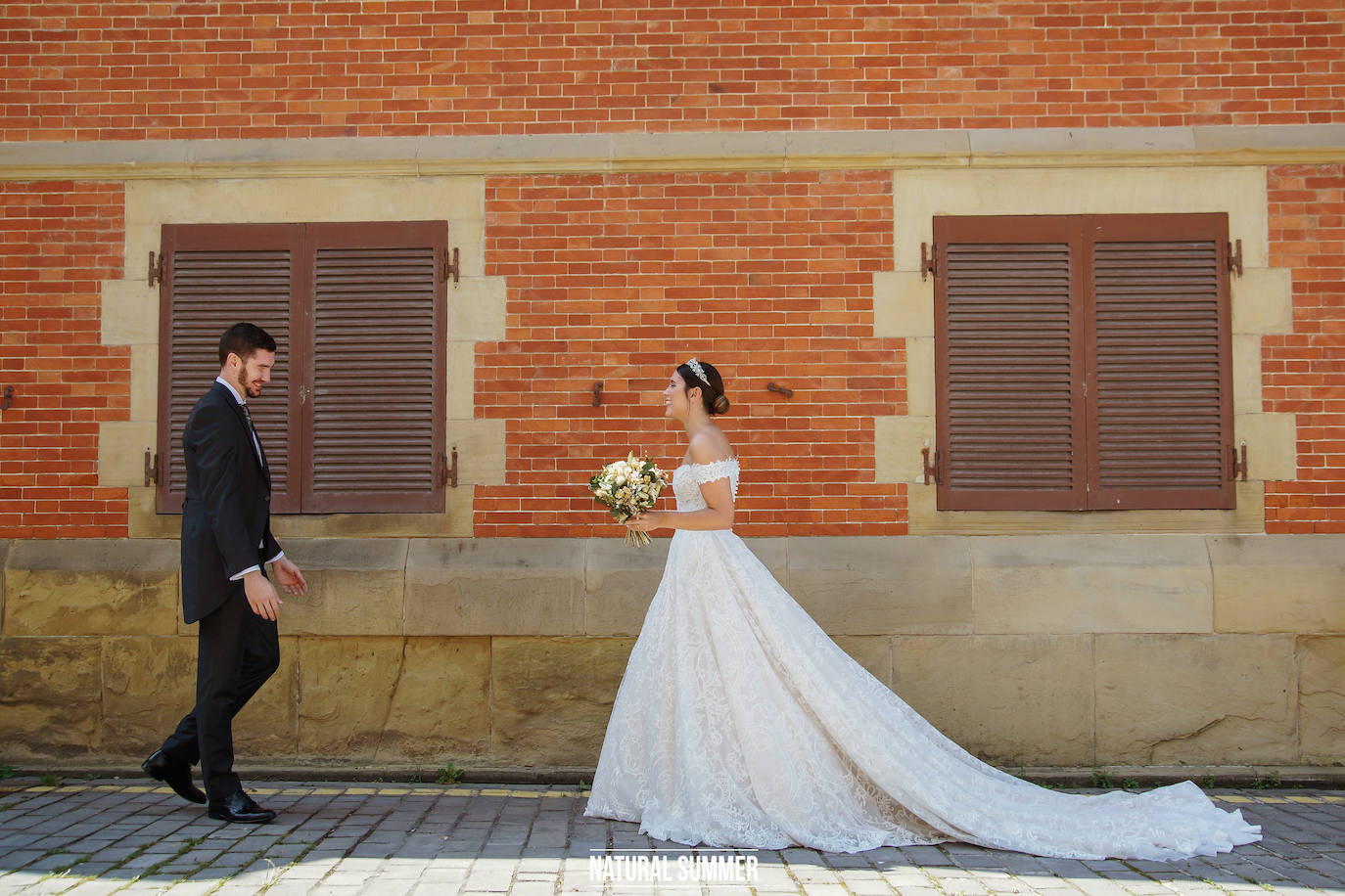 La diseñadora guipuzcoana Uxue Morejón y el escolta del Unicaja, Darío Brizuela, se dieron el «sí quiero» en una boda celebrada en Hika Txakolindegia. Estas son las mejores imágenes del mediático enlace
